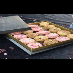 Assortiment Exquis de Macarons Roses et Caramel Café