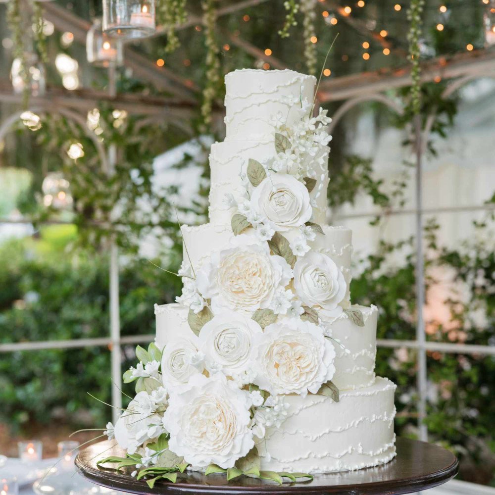 Élégance Florale : Gâteau de Mariage Blanc Raffiné