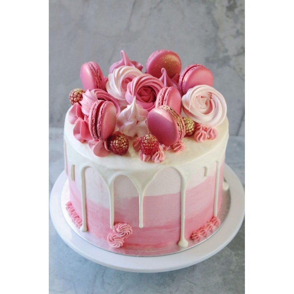 Gâteau Éclat Rose : Délice Fruité et Macarons Enchantés