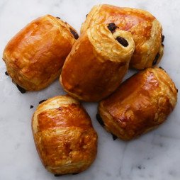 Plaisir Chocolat du Matin : Viennoiseries Croustillantes aux Pépites Fondantes