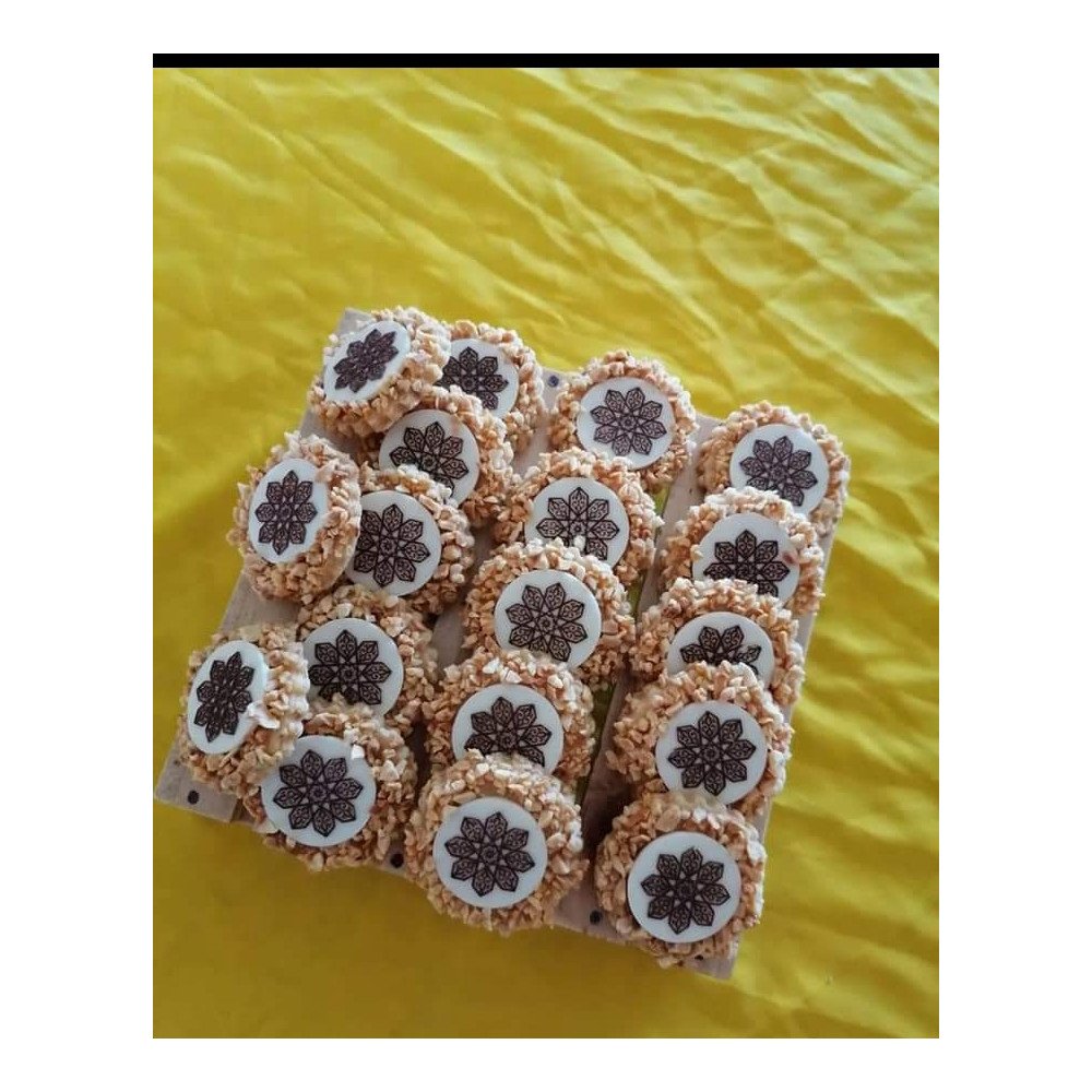 Gâteaux marocains aux amandes décorés au motif zellige