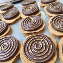 Sablés au chocolat spiralé doré