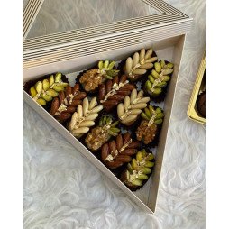 offret de Dattes Prestige Garnies aux Fruits Secs et Feuilles d’Or