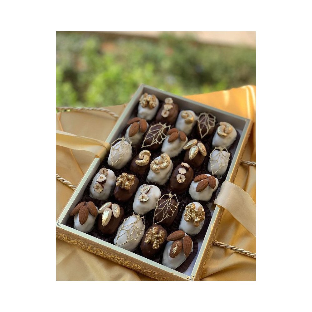 Coffret Luxe de Dattes Chocolatées Garnies aux Fruits Secs et Feuilles d’Or