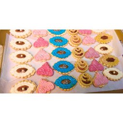 Assortiment de Sablés Colorés et Délicatement Glacés